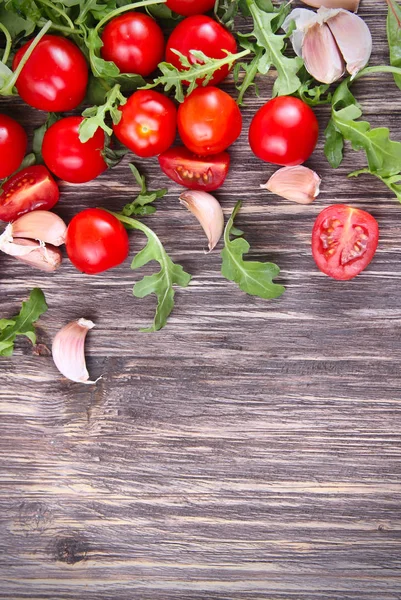 Tomates frescos com folhas de salada — Fotografia de Stock