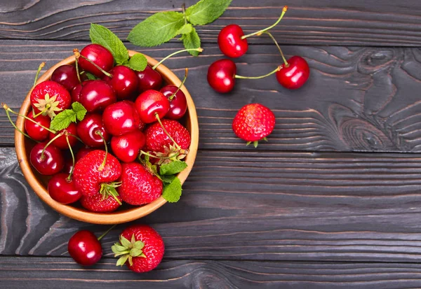 Färska jordgubbar och körsbär — Stockfoto