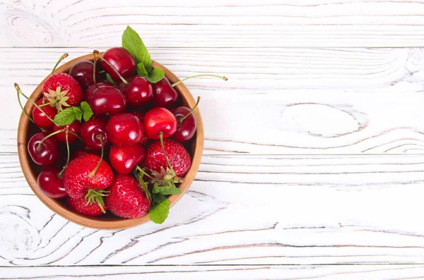 Läckra färska bär körsbär och jordgubbar — Stockfoto