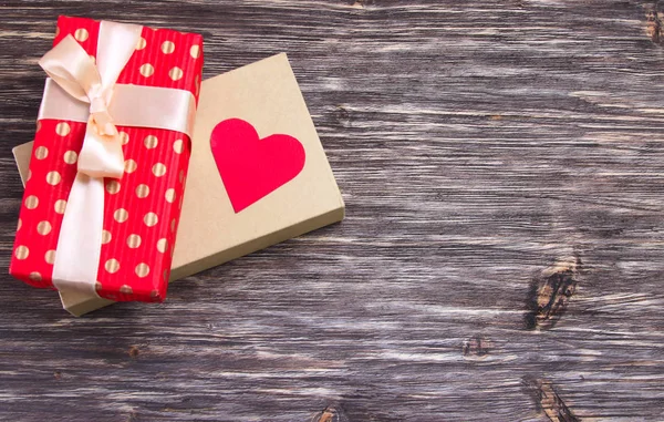 Achtergrond voor Valentijnsdag, een cadeau en een hart — Stockfoto
