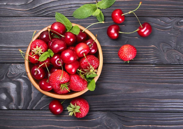 Вкусные свежие ягоды вишни и клубники — стоковое фото