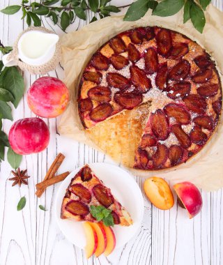 Gelen ahşap arka plan üzerinde taze Erik Erik pasta