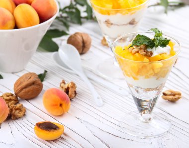 Sağlıklı kahvaltı. Yoğurt, bir ışık kayısı ile yulaf granola 