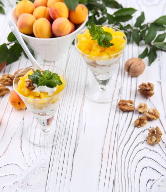 Sağlıklı kahvaltı. Yoğurt, bir ışık kayısı ile yulaf granola 