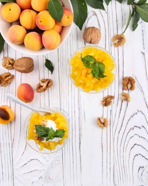 Sağlıklı kahvaltı. Yoğurt, bir ışık kayısı ile yulaf granola 