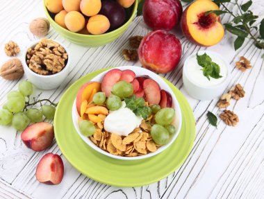 Taze meyve ve yoğurt ile müsli