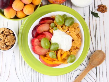 Taze meyve ve yoğurt ile müsli