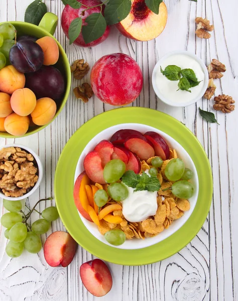 Taze meyve ve yoğurt ile müsli
