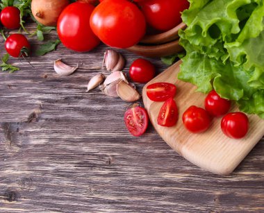 Taze domates salatası ile masaya bırakır. Arka plan.