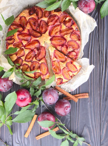 Torta de ameixa com ameixas frescas — Fotografia de Stock