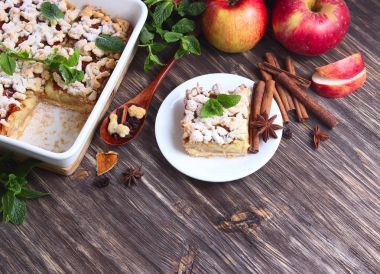 Tahta masada ev yapımı elmalı turta.