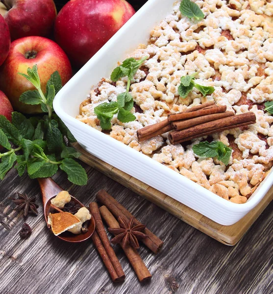 Ev yapımı elmalı turta.