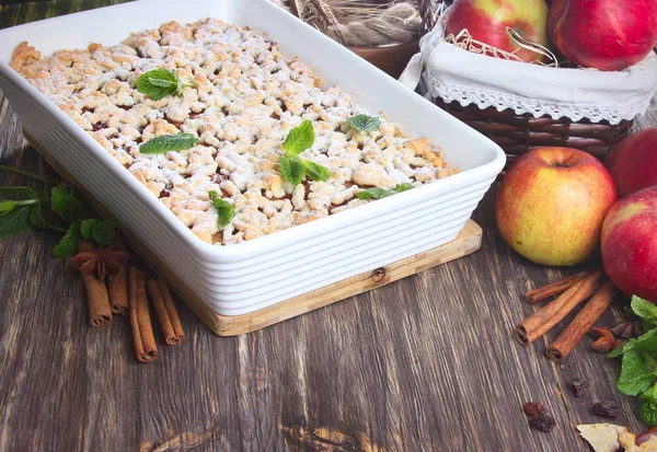 Ev yapımı elmalı turta.