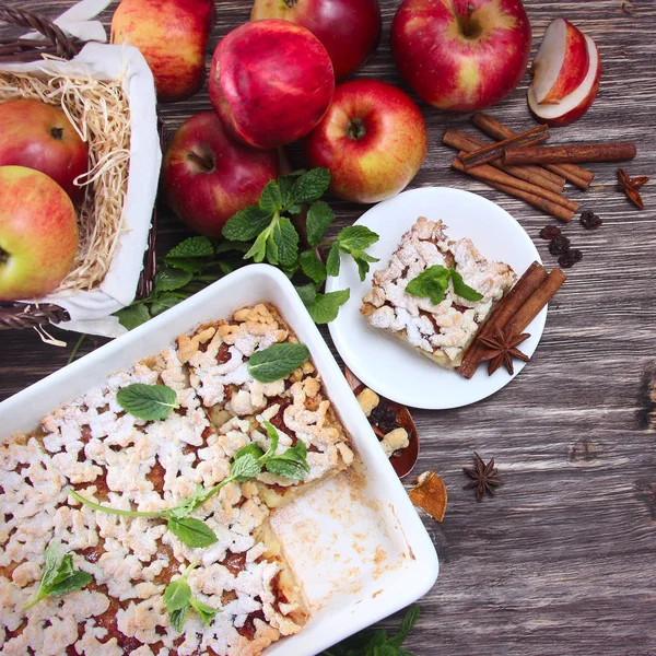 Tahta masada ev yapımı elmalı turta.