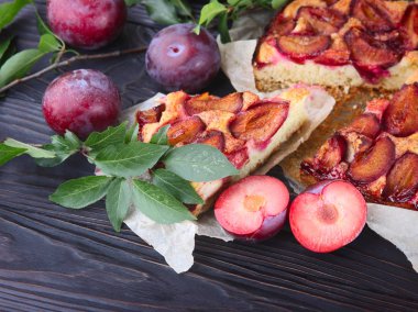 Gelen ahşap arka plan üzerinde taze Erik Erik pasta