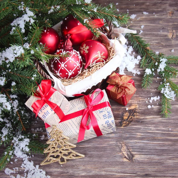 Fond de Noël avec des jouets de Noël rouges — Photo