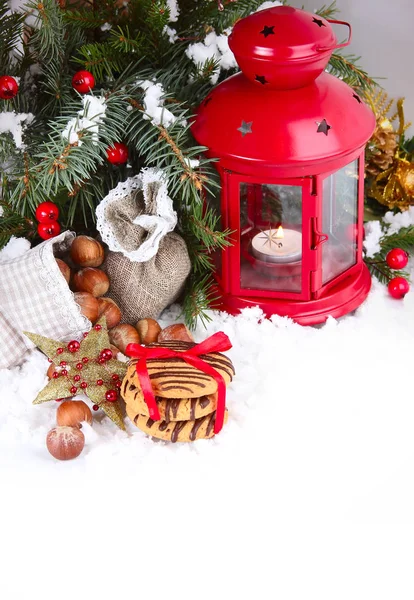 Weihnachten Hintergrund mit rotem Silvesterspielzeug und einer Laterne — Stockfoto