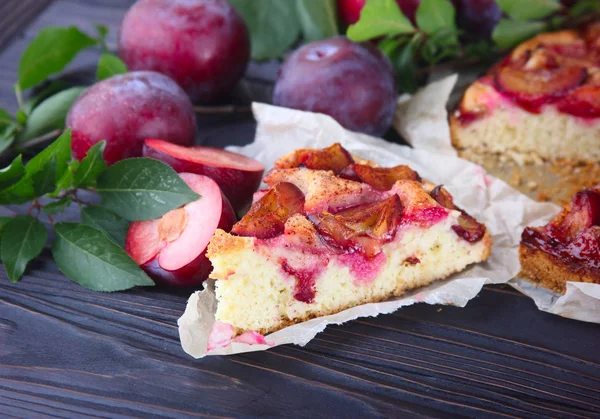 Pflaumenkuchen aus frischer Pflaume auf einem hölzernen Hintergrund — Stockfoto