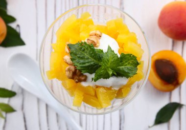 Sağlıklı kahvaltı. Yoğurt, bir ışık kayısı ile yulaf granola 