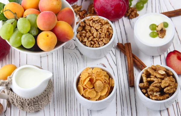 Granola, muesli, noci, yogurt e frutta fresca — Foto Stock
