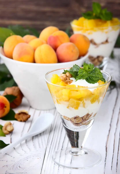 Desayuno saludable. La avena la granola con el yogurt, el albaricoque a la luz — Foto de Stock