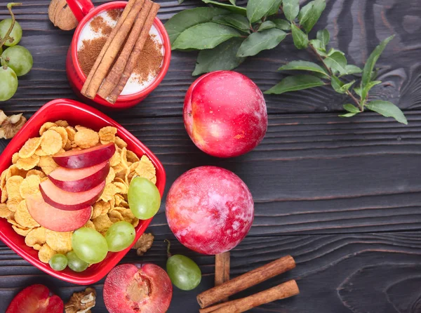 Gezond ontbijt: muesli met melk, vers fruit, noten — Stockfoto