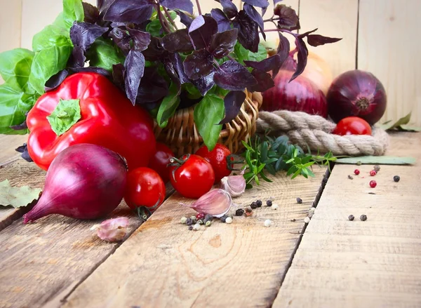 Herbst Hintergrund mit frischem Gemüse. — Stockfoto
