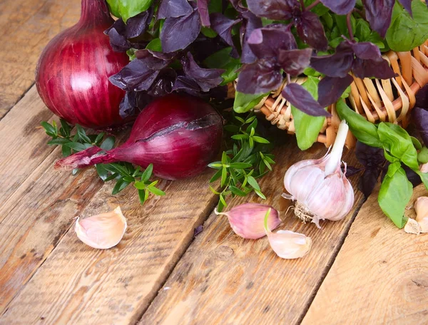 Ernte. Herbst Hintergrund mit Zwiebeln und Knoblauch — Stockfoto