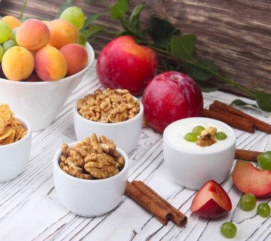 Granola, müsli, fındık, yoğurt ve taze meyve