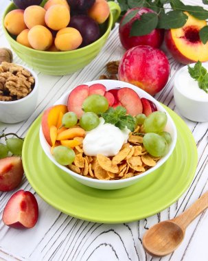 Taze meyve ve yoğurt ile müsli