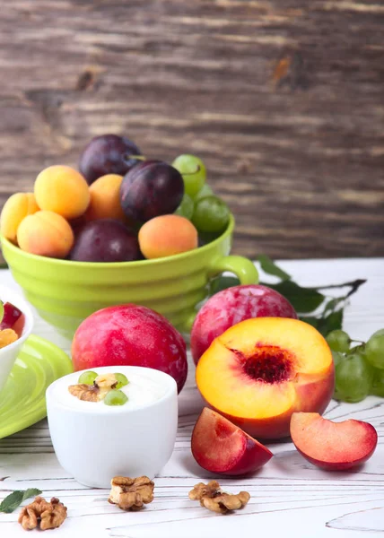 Мюсли с йогуртом и свежими фруктами — стоковое фото