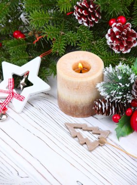 Noel mum ve kopya ile beyaz ahşap masa süslemeleri