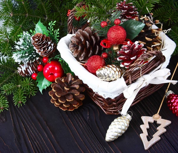 Kerstmis achtergrond met de takken van een kerstboom, kegels een Stockafbeelding