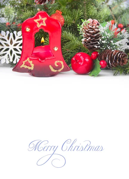 Рождественский фон со свечой и рождественскими игрушками на елке — стоковое фото