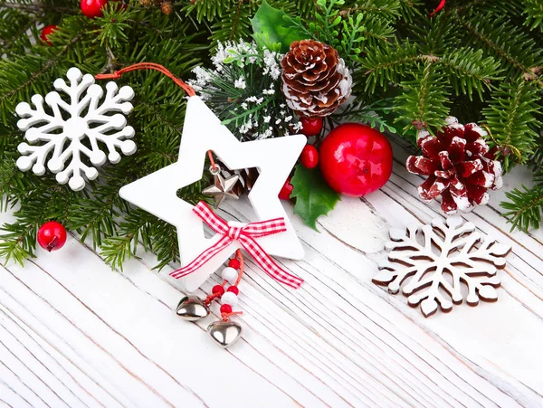 Jul bakgrund på den vita trä skrivbord — Stockfoto