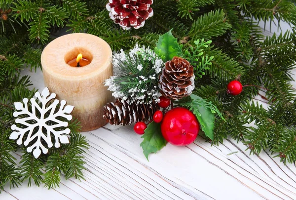 Bougie de Noël et décorations sur table en bois blanc avec copie — Photo