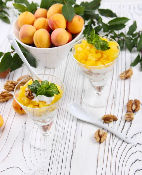 Gezond ontbijt. Haver muesli met yoghurt, abrikoos op een licht — Stockfoto