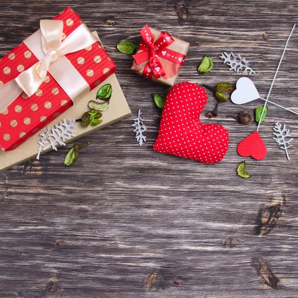 Achtergrond voor Valentijnsdag, een cadeau en een hart — Stockfoto