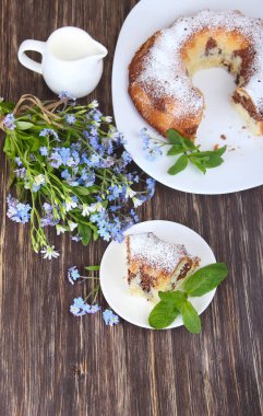Beyaz zemin üzerine çikolata mermer kek dilimleri
