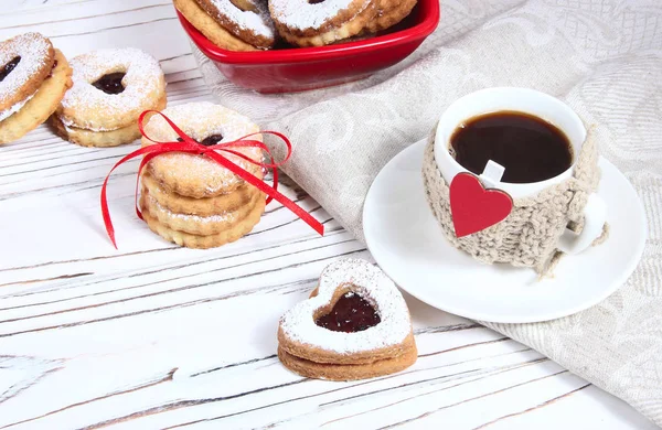 Concetto di San Valentino / tazza di caffè e biscotti a forma di sentire — Foto Stock