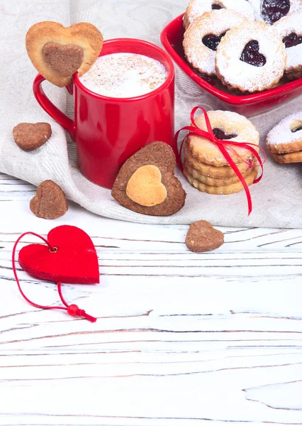 Concepto del Día de San Valentín / taza roja de café y galletas en forma — Foto de Stock