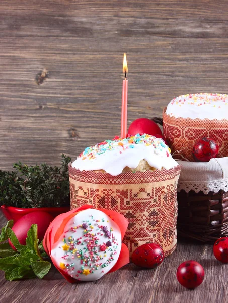 Fondo de Pascua con un bollo con una vela y huevos — Foto de Stock