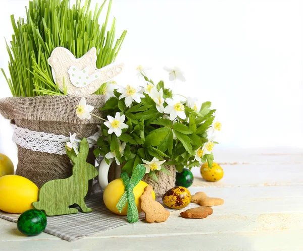 Pasen Achtergrond Met Gekleurde Eieren Peperkoek Konijn — Stockfoto