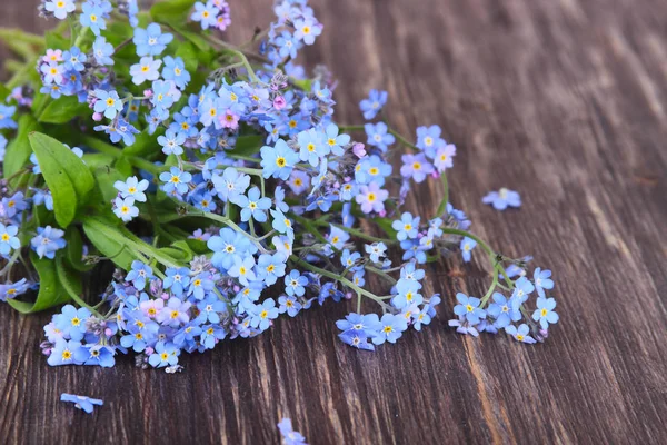 Boeket van blauwe vergeet-me op een houten achtergrond — Stockfoto