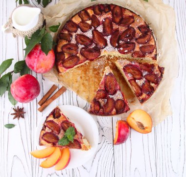 Gelen ahşap arka plan üzerinde taze Erik Erik pasta