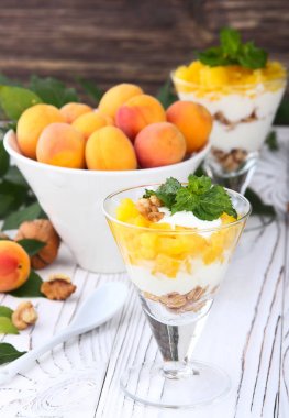 Sağlıklı kahvaltı. Yoğurt, bir ışık kayısı ile yulaf granola 