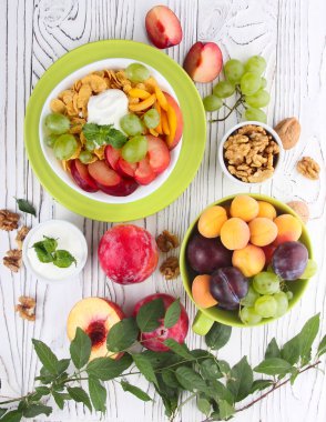 Taze meyve ve yoğurt ile müsli