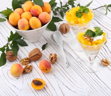 Sağlıklı kahvaltı. Yoğurt, bir ışık kayısı ile yulaf granola 