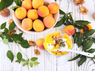 Sağlıklı kahvaltı. Yoğurt, bir ışık kayısı ile yulaf granola 