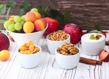 Granola, müsli, fındık, yoğurt ve taze meyve